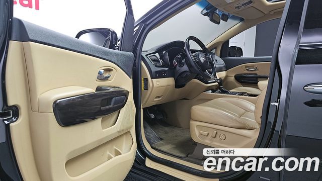 Kia Carnival 2015 thumb 10