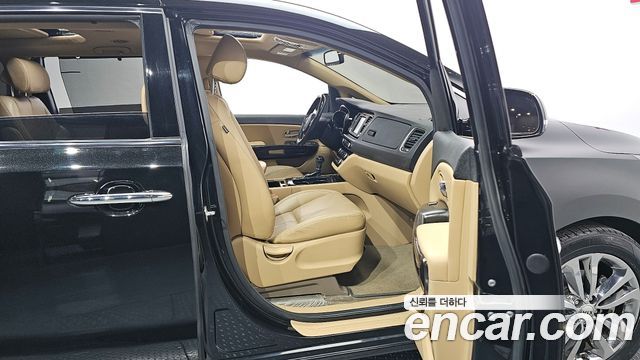 Kia Carnival 2015 thumb 11