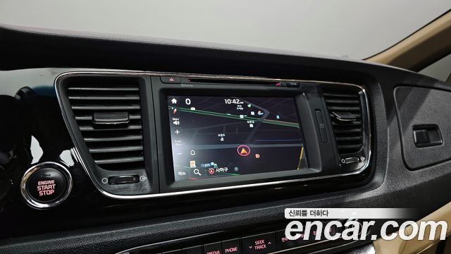 Kia Carnival 2015 thumb 12