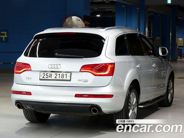 Audi Q7 2010 thumb 5