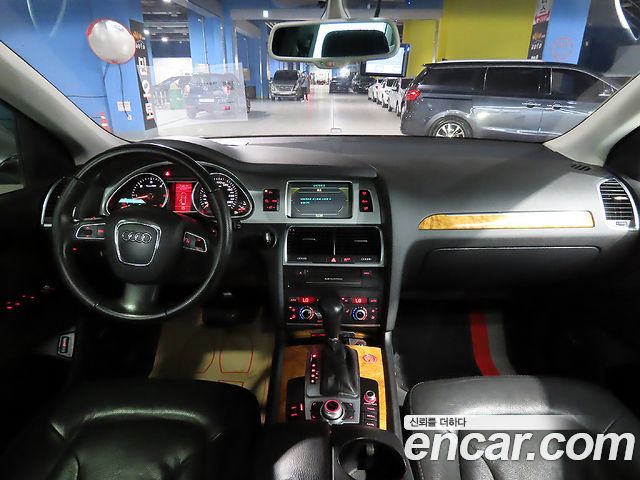 Audi Q7 2010 thumb 6