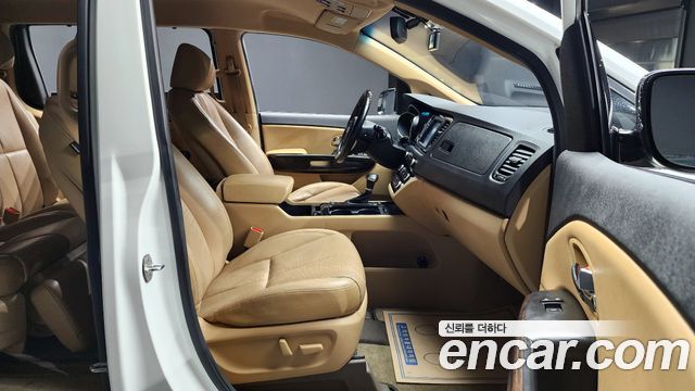 Kia Carnival 2017 thumb 10