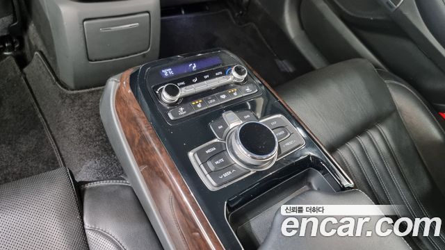 Genesis G90 2017 thumb 12