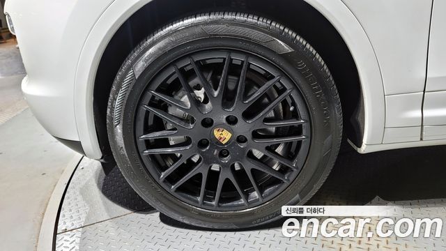 Porsche Cayenne 2012 thumb 6
