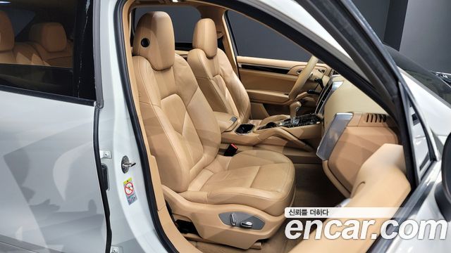 Porsche Cayenne 2012 thumb 11