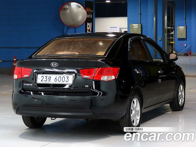 Kia Carens 2010 thumb 5