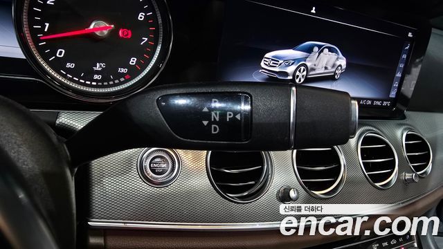 Mercedes-Benz E-Class 2019 thumb 10
