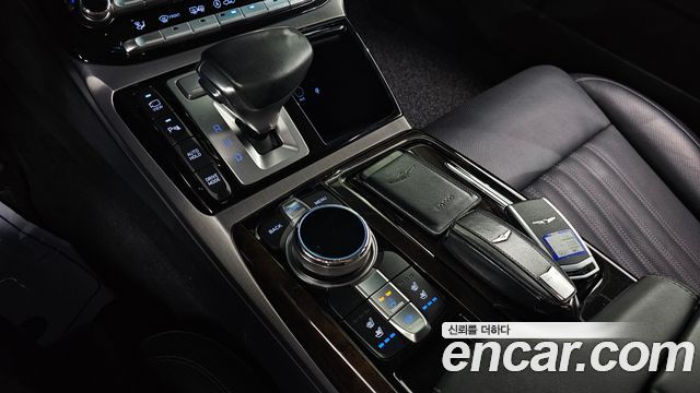 Genesis G90 2018 thumb 9