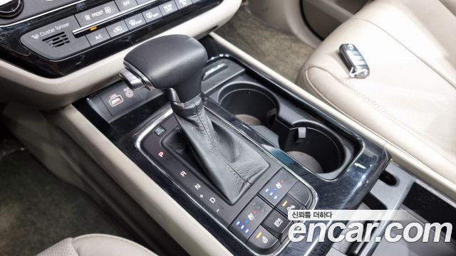 Kia Carnival 2016 thumb 10
