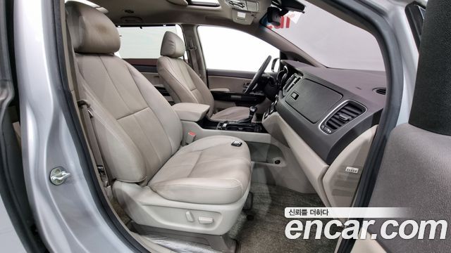 Kia Carnival 2016 thumb 11