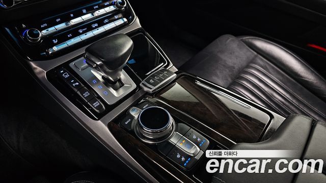 Genesis G90 2016 thumb 10