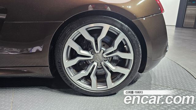 Audi R8 2012 thumb 5