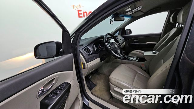 Kia Carnival 2016 thumb 10