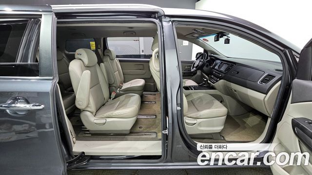 Kia Carnival 2016 thumb 11