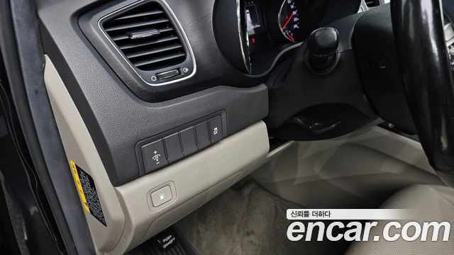 Kia Carnival 2016 thumb 12