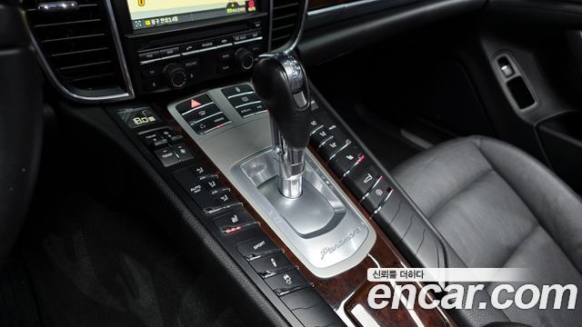 Porsche Panamera 2012 thumb 10