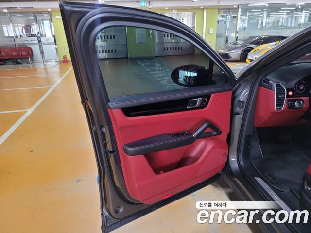 Porsche Cayenne 2020 thumb 10