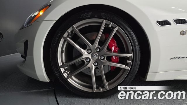 Maserati GranTurismo 2016 thumb 6