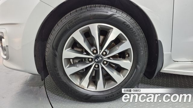 Kia Carnival 2015 thumb 6
