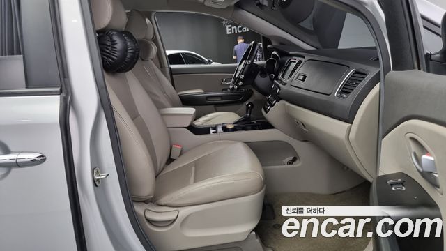 Kia Carnival 2015 thumb 10