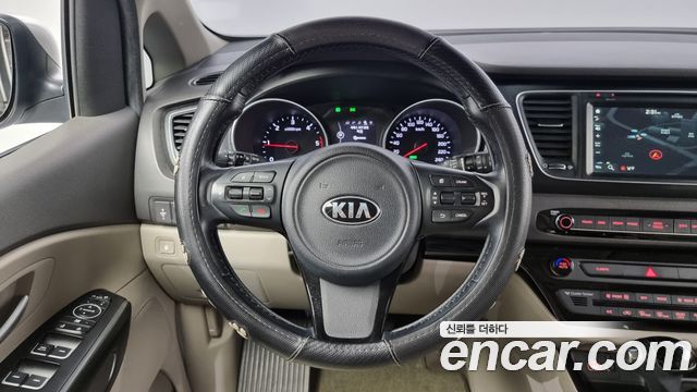 Kia Carnival 2015 thumb 11