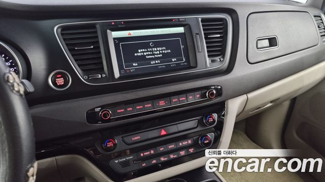 Kia Carnival 2015 thumb 12