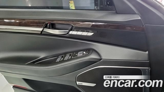 Genesis G90 2016 thumb 12