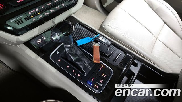 Kia Carnival 2015 thumb 10
