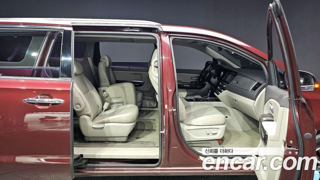 Kia Carnival 2015 thumb 12