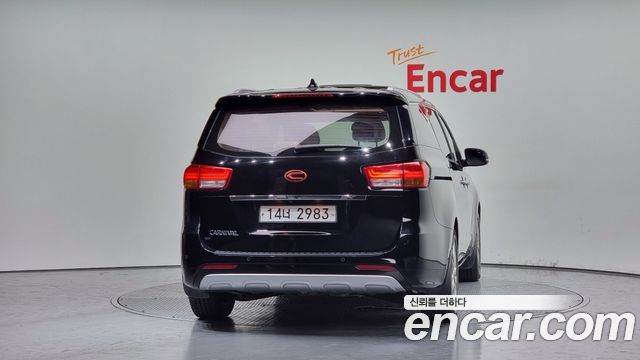 Kia Carnival 2017 thumb 5