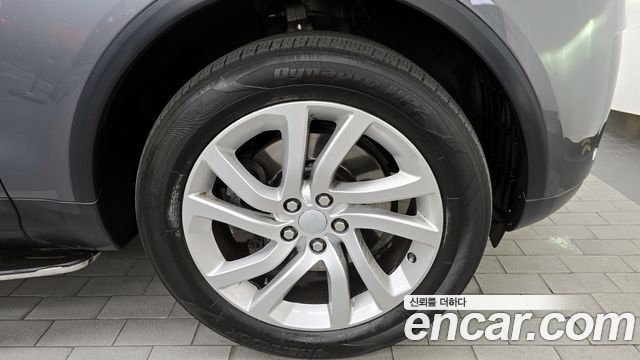 Land Rover Discovery 2017 thumb 5