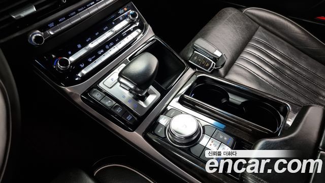 Genesis G90 2016 thumb 9