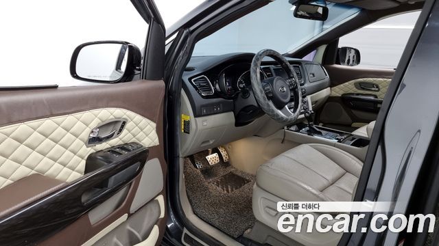 Kia Carnival 2015 thumb 10