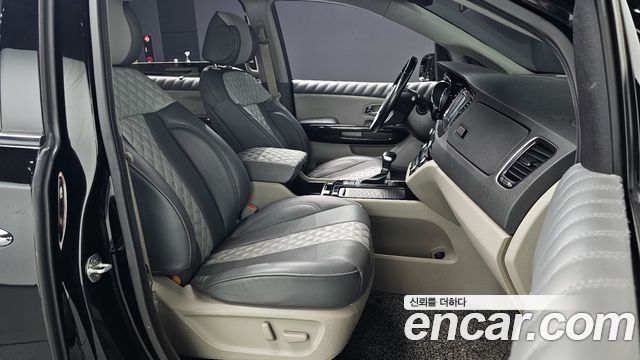 Kia Carnival 2017 thumb 10