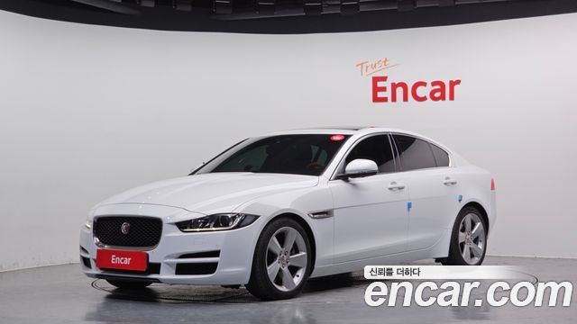Jaguar XE 2017 thumb 2
