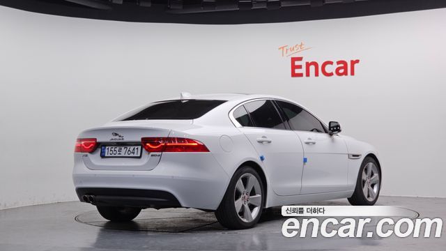 Jaguar XE 2017 thumb 3