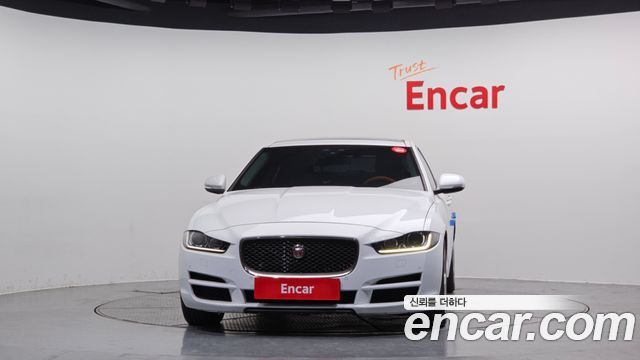 Jaguar XE 2017 thumb 4