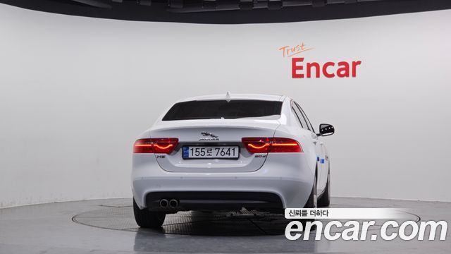 Jaguar XE 2017 thumb 5