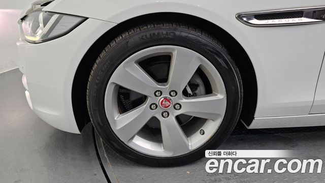Jaguar XE 2017 thumb 6