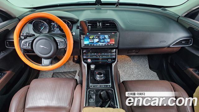 Jaguar XE 2017 thumb 8