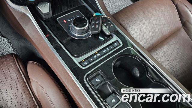 Jaguar XE 2017 thumb 10