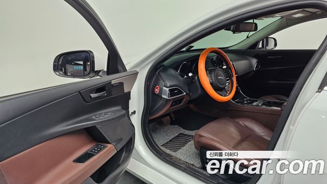 Jaguar XE 2017 thumb 11