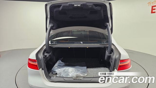 Jaguar XE 2017 thumb 12