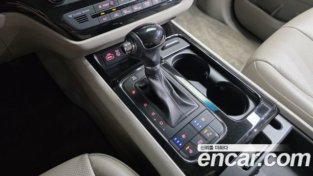 Kia Carnival 2016 thumb 10