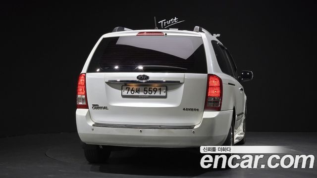 Kia Carnival 2011 thumb 5