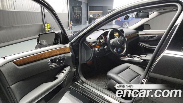 Mercedes-Benz E-Class 2012 thumb 10