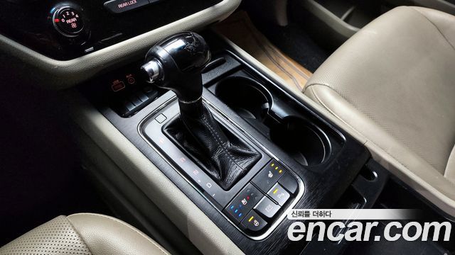 Kia Carnival 2015 thumb 10