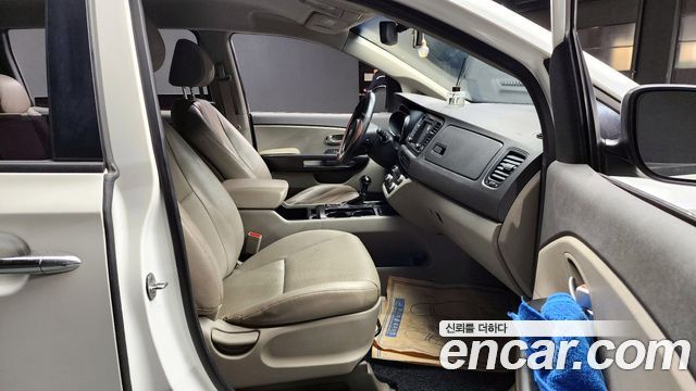 Kia Carnival 2015 thumb 11