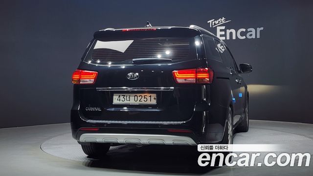 Kia Carnival 2015 thumb 5