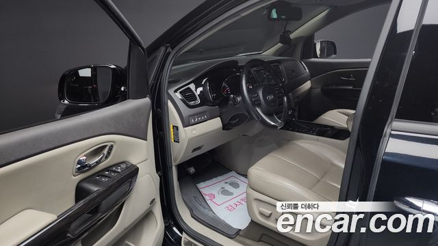 Kia Carnival 2015 thumb 11